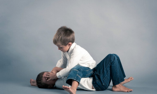 Το παιδί μου εμφανίζει επιθετική συμπεριφορά… Πώς να το αντιμετωπίσω;