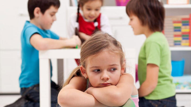 ”Το παιδί μου δεν παίζει με τα υπόλοιπα παιδιά. Πώς μπορώ να το ενθαρρύνω ώστε να κάνει φίλους…”
