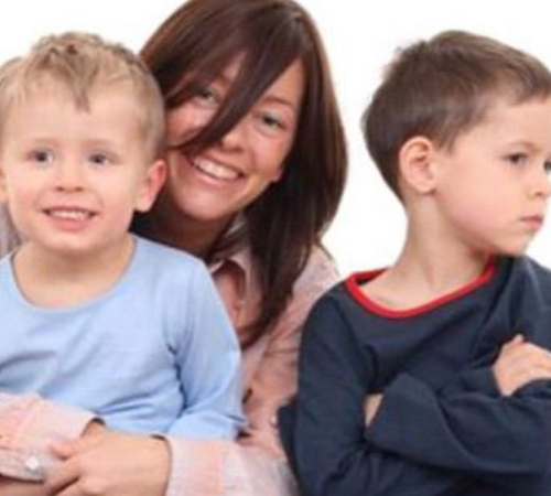 Έχετε αδυναμία σε κάποιο από τα παιδιά σας; Επιπτώσεις και τρόποι αντιμετώπισης