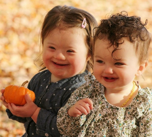 Σύνδρομο Down και παιδιά: «Σου δίνω και μου δίνεις αγάπη κι ελπίδες»